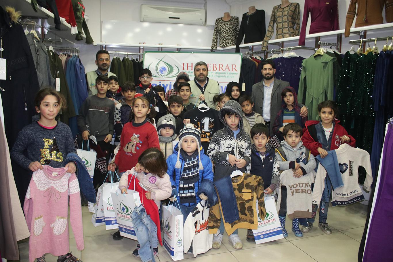 IHO-EBRAR ihtiyaç sahibi onlarca çocuğa giyim yardımında bulundu